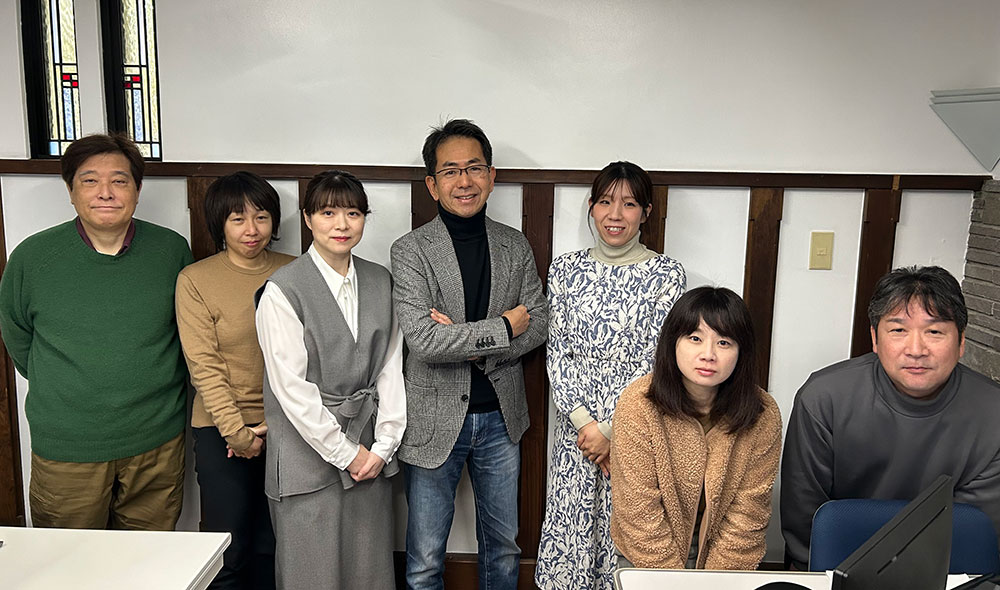 CEO Yasuo Minami and employees in the office